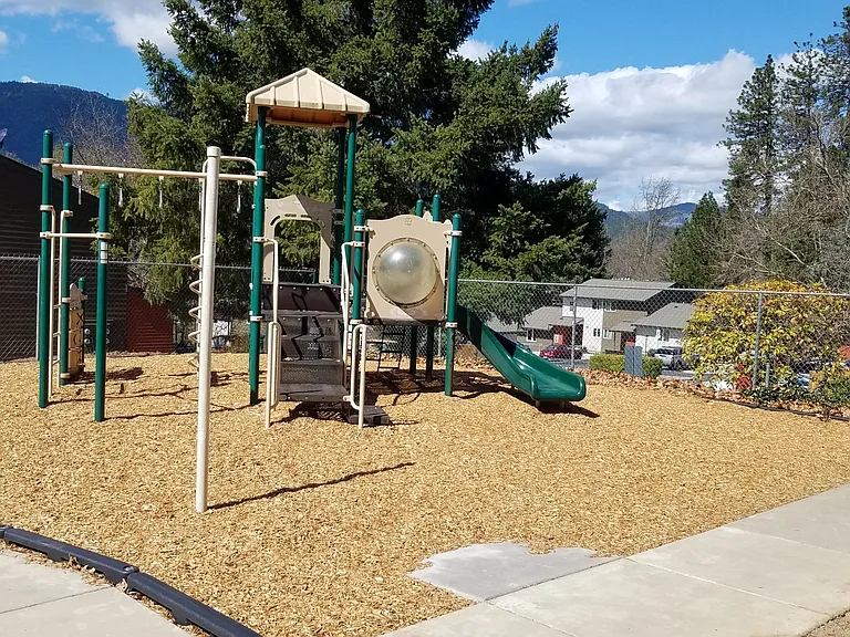 Valerie Hills — Photo 3