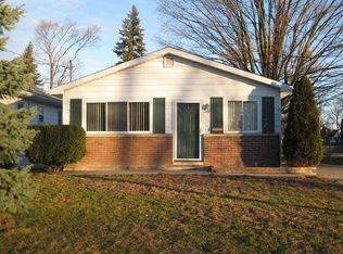 301 Nebobish Ave, Essexville, MI