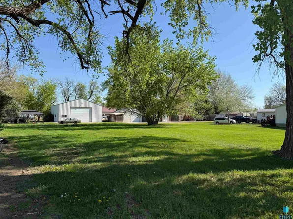 102 E State St, Marion, SD 57043