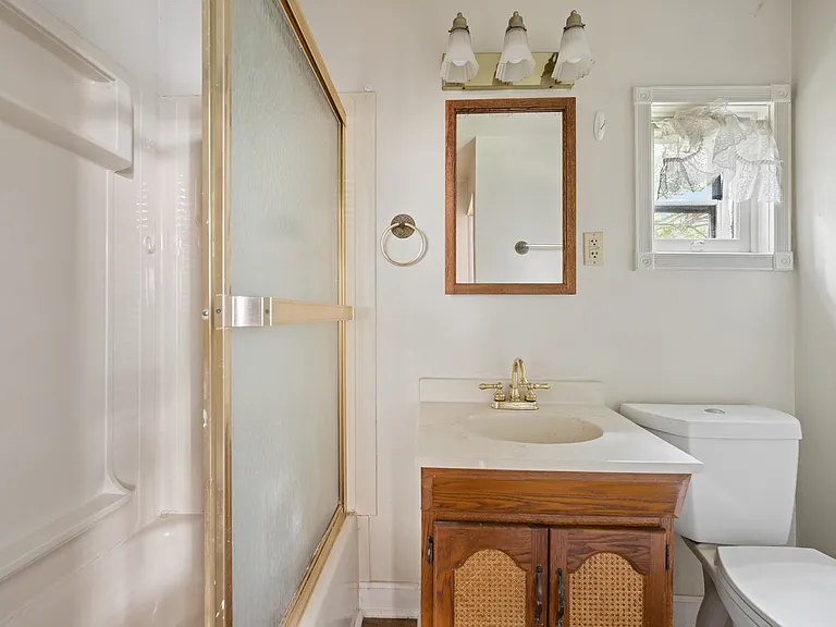 232 E 2nd St #1 — Photo 10