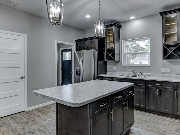 5th image of 302 12th Ave W Unit 2