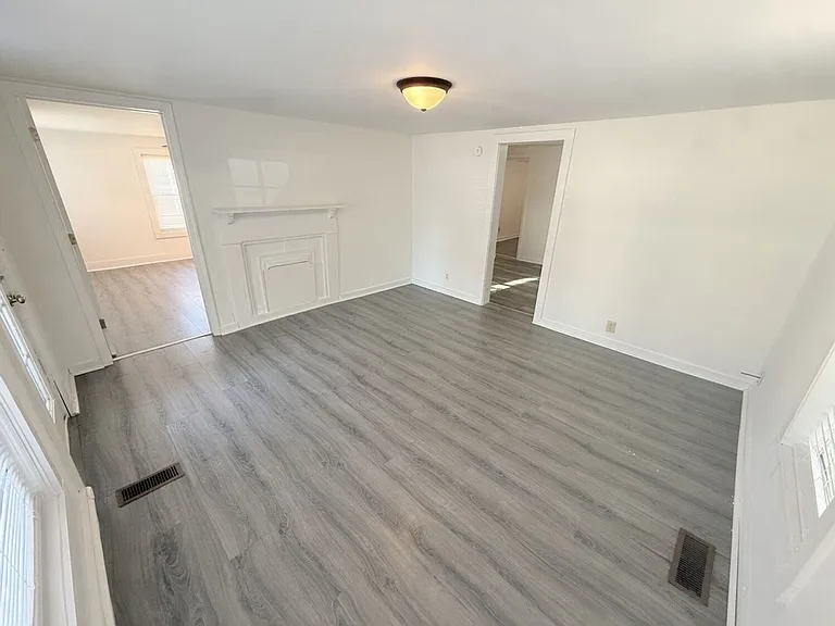 209 E 16th St — Photo 3