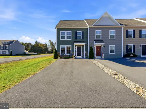 11 Pitch Pine Ct, Bunker Hill, WV 25413