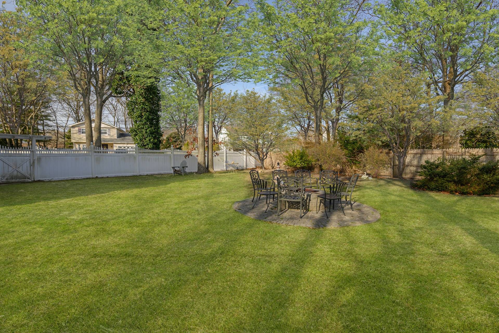 35 Memorial Blvd, East Moriches, NY 11940 Out East