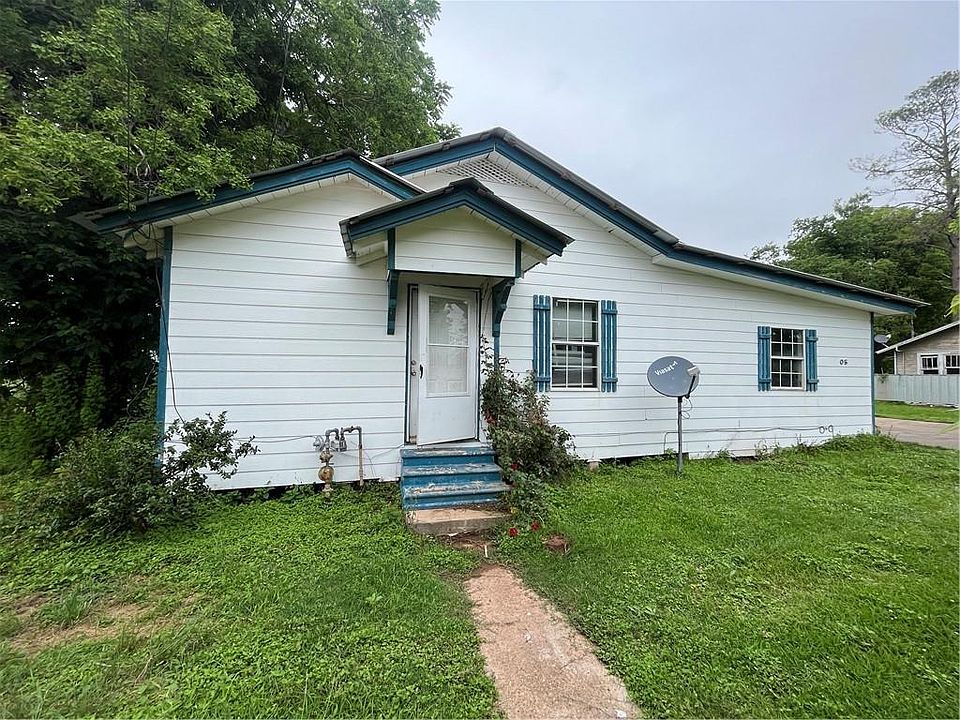 1st image of 605 Camille St