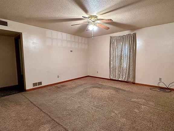 4th image of 2915 Yosemite Dr