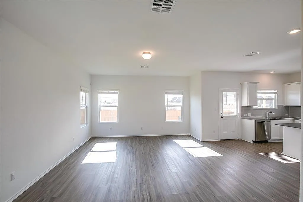 3 bed, 2.5 bath, 1817 sqft, $1,695 — Photo 4