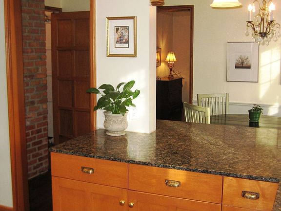NEWER GOURMET KIT W/GRANITE COUNTERS, MARBLE BACKSPLASH,& EXPOSED BRICK