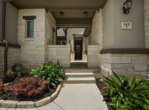 3rd image of 2437 Carretera Dr