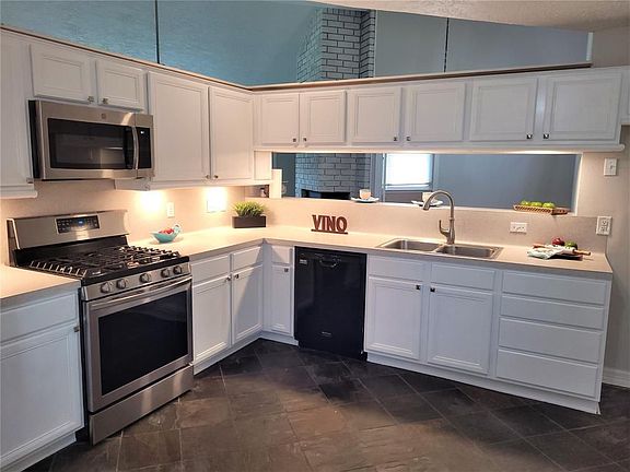 2nd image of 10119 Park Ln