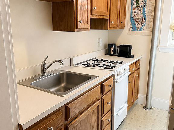 4th image of 7 Scottfield Rd APT 7