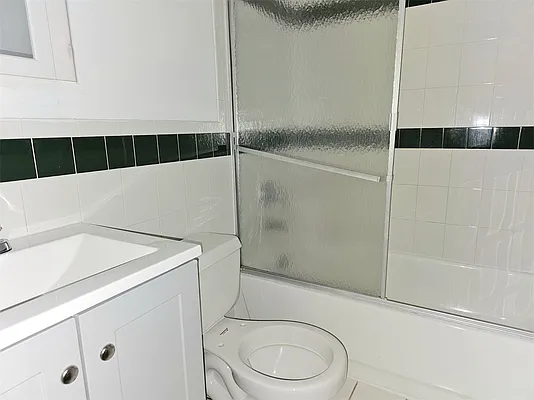 Rented by 18 REALTY | media 9