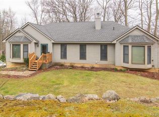2126 Haley Rd, White Lake, MI 48383