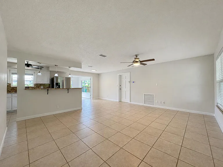 924 SE 8th Ct — Photo 3