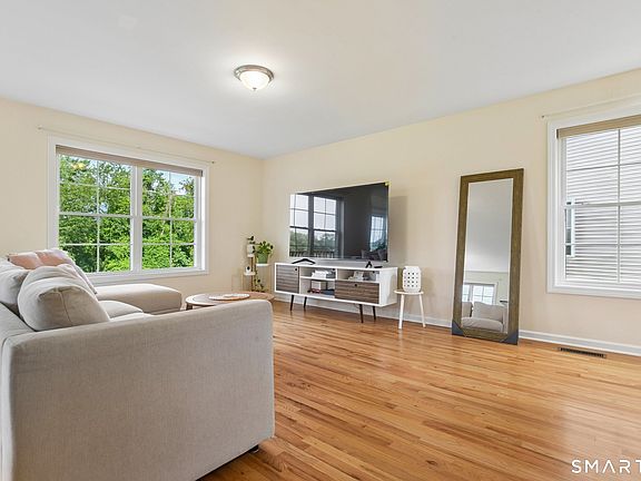 4th image of 34 Lexington Gardens #34