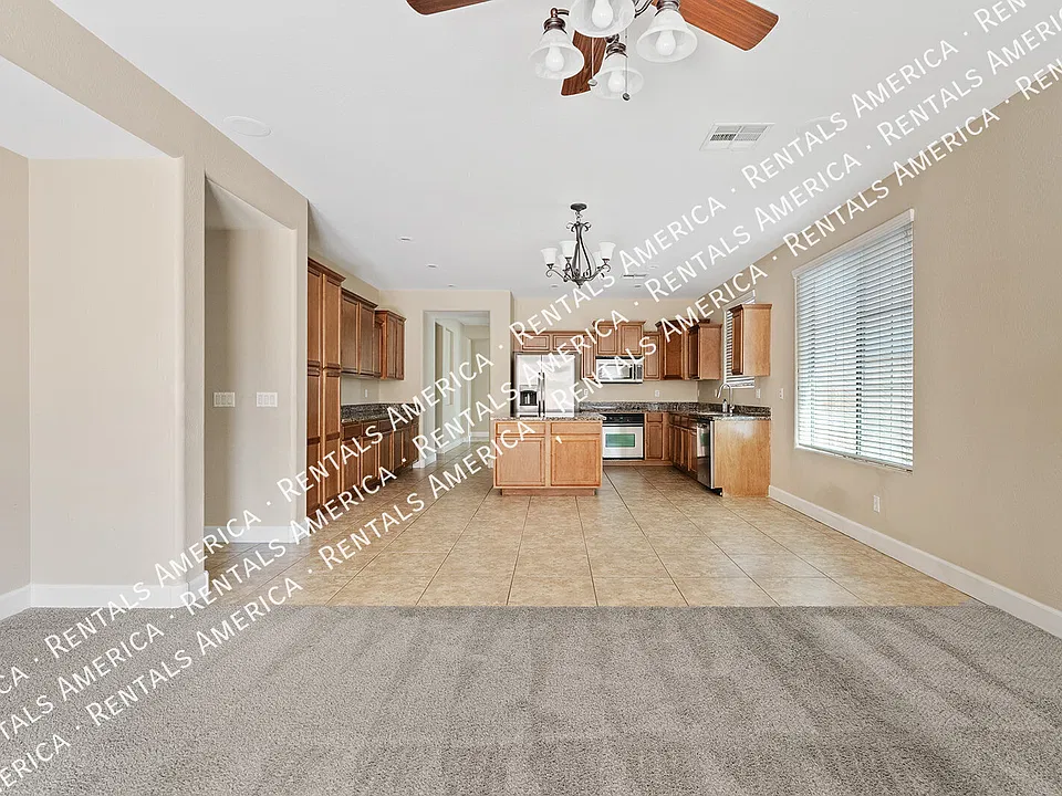 311 W Wisteria Pl