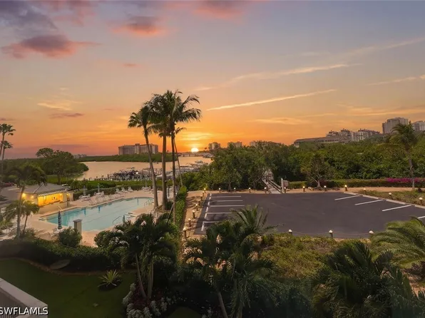 430 Cove Tower Dr APT 304, Naples, FL 34110
