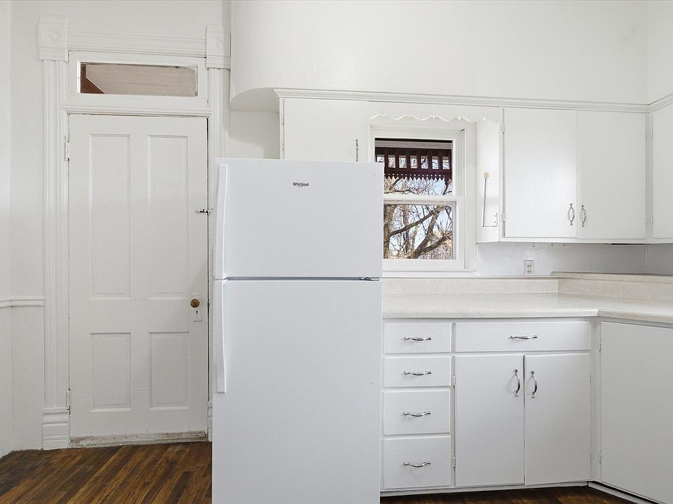 13th image of 722 Maple Street
