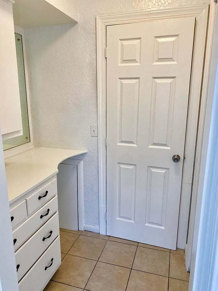 Studio, 1.0 bath, 375 sqft, $1,650 — Photo 3