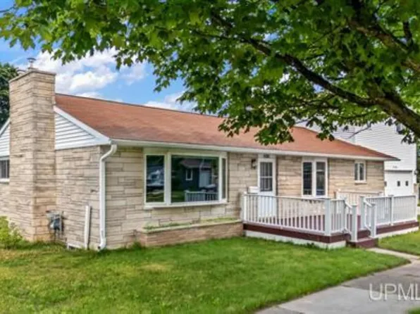 1020 S 18th St, Escanaba, MI 49829