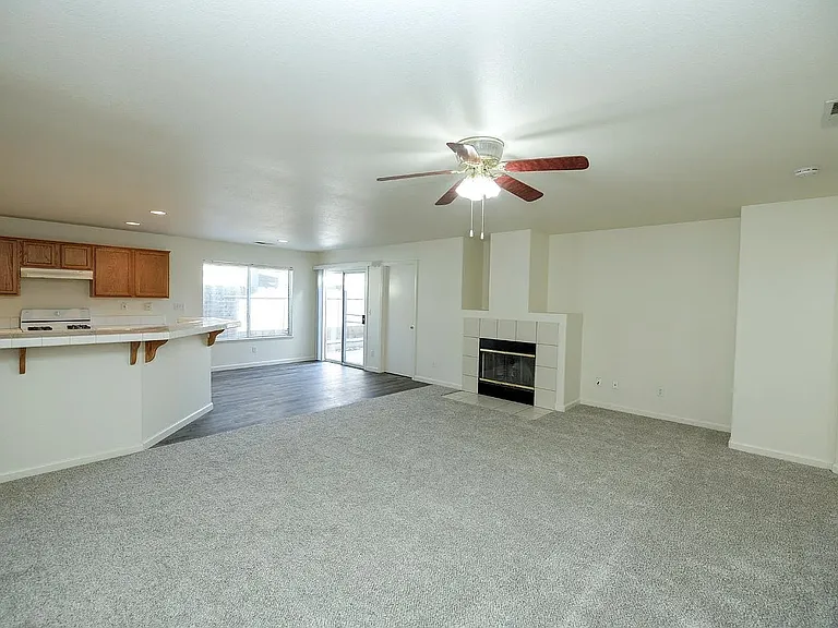 2012 Spring Ln — Photo 8