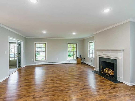 5th image of 313 Wallace Ct