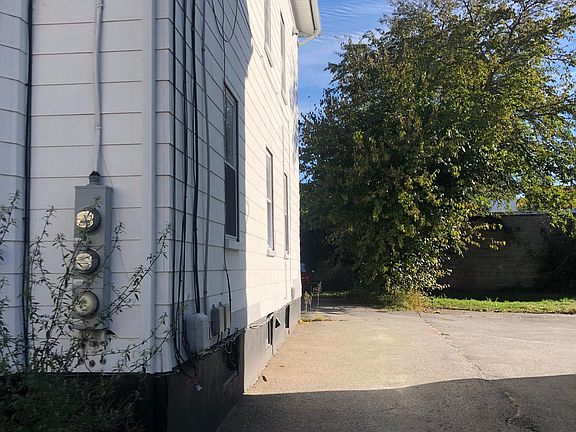 3rd image of 136 Courtland St Floor 3