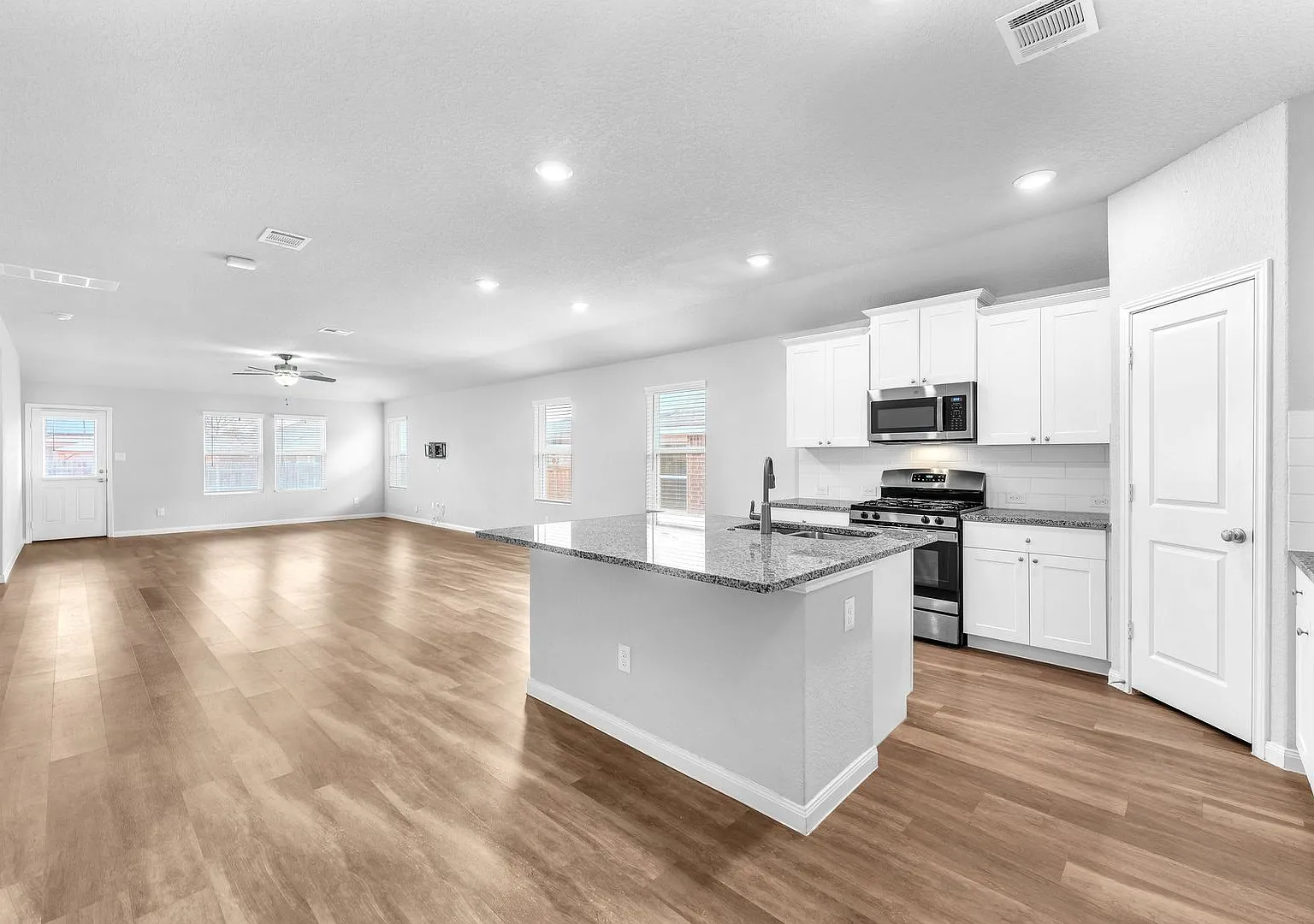 Spacious 3-Bed, 2-Bath Home in San Antonio — Photo 4