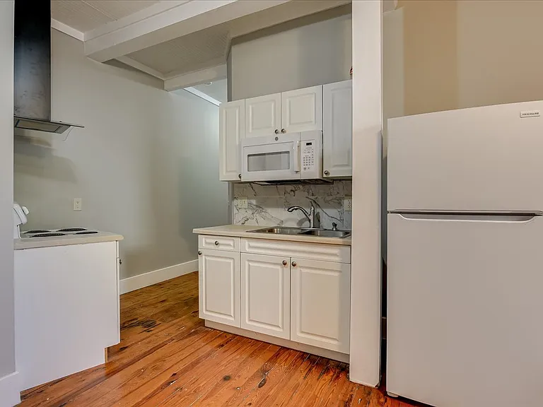 828 Broad St #B — Photo 8
