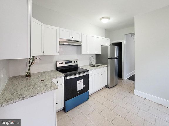 3rd image of 1060 Powell St