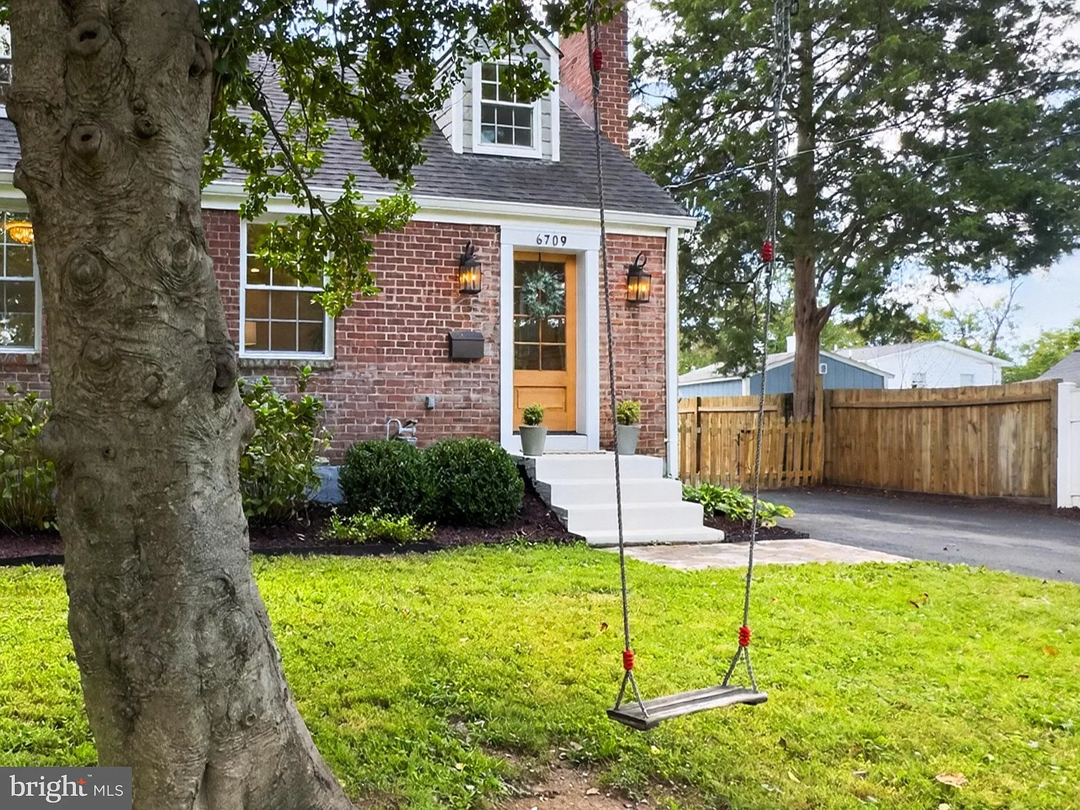 4 bed, 2.5 bath, 1929 sqft, $3,950 — Photo 3