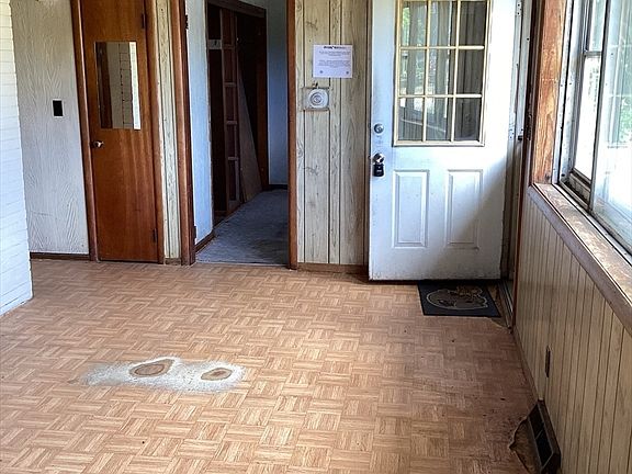 3rd image of 11 Montauk Rd