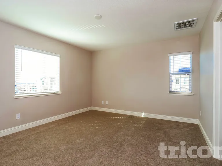 1265 Victorian St — Photo 9