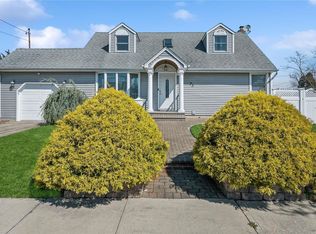 22 Balfour Dr, Bethpage, NY 11714