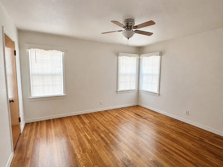 1206 E 11th Pl — Photo 6