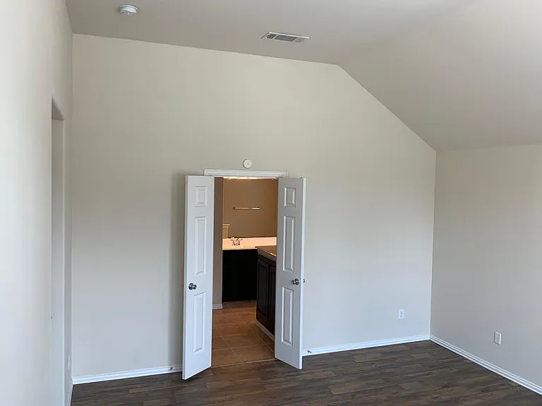 708 Hummingbird Dr — Photo 2