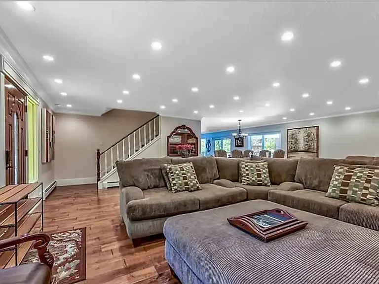 1062 Myron Dr — Photo 4