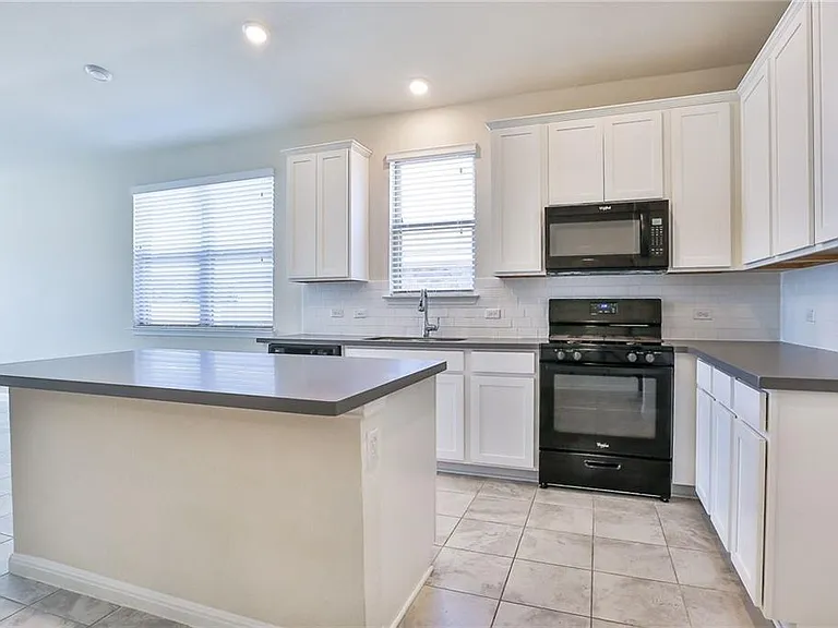 637 Gabrielle Anne Dr — Photo 1