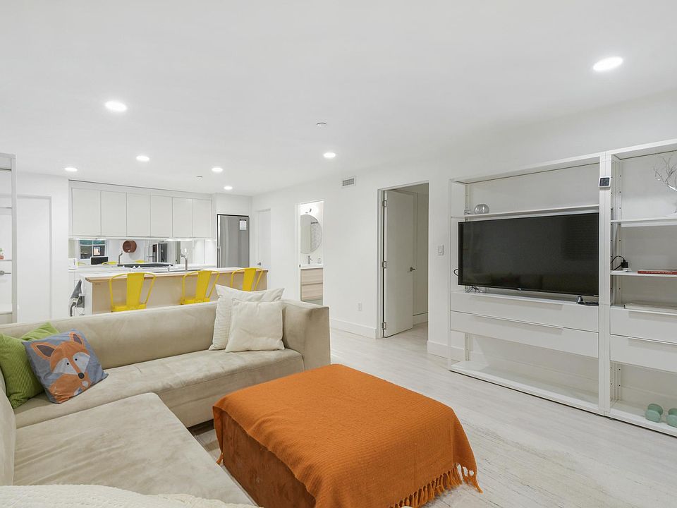 1st image of 15 E Franklin St Floor 1