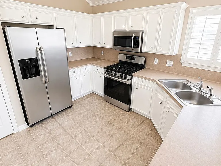 2914 Le Oaks — Photo 3