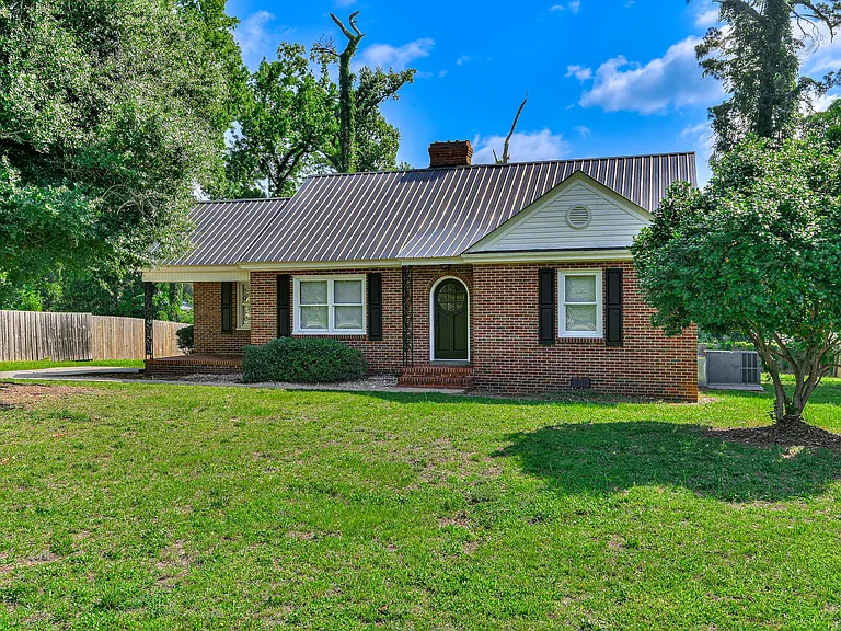 2353 Redwood Dr — Photo 2