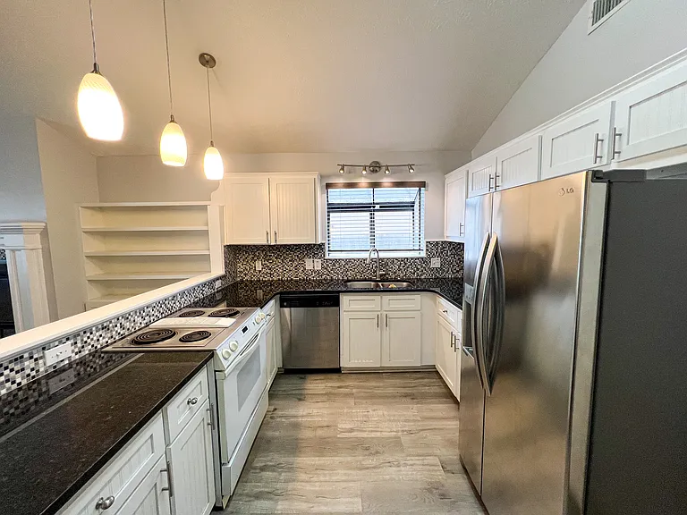 359 Mercedes Ave — Photo 10