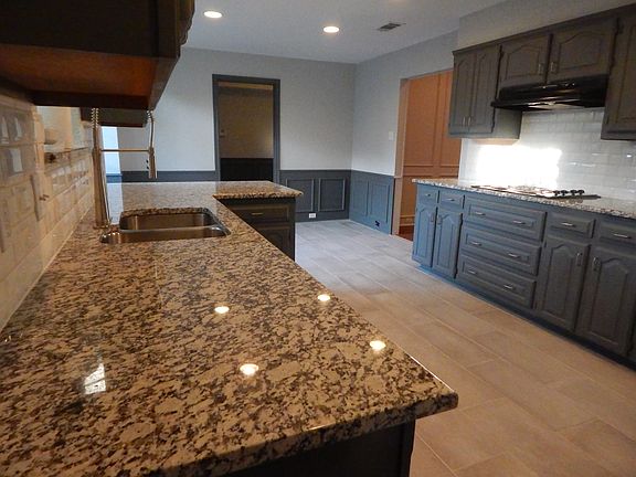 5th image of 1545 Century Oaks Dr