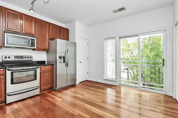 525 Donatello Ave #525 — Photo 9