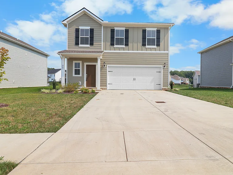 901 Moray Ln — Photo 2
