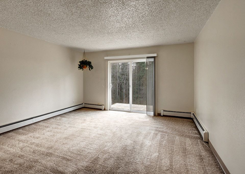 Quiet Creek Apartments - Living Room