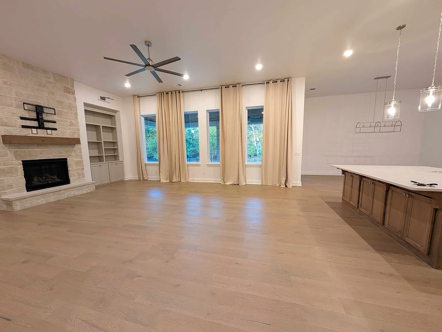 3 bed, 2.5 bath, 3214 sqft, $4,000 — Photo 3