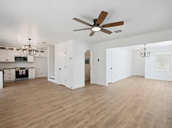 1926 Harbor Lights Dr, Grand Prairie, TX 75051