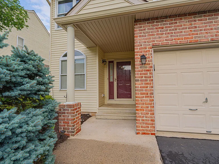 323 Surrey Pl — Photo 38