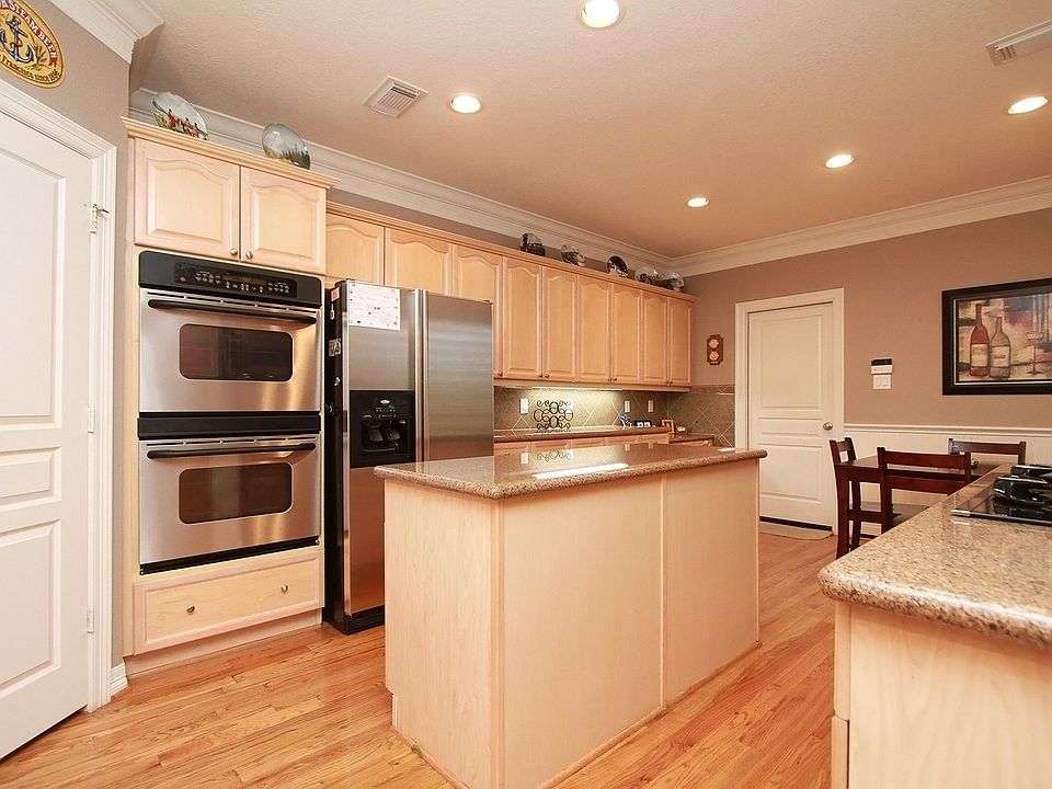 LARGE ISLAND WITH GRANITE